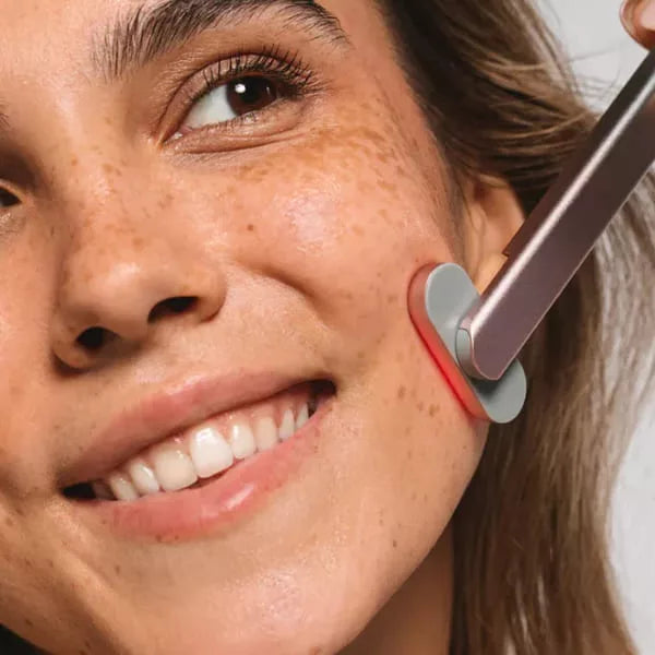 DermaSculp™ – Varita de micro corriente que reactiva colágeno tensando la piel.